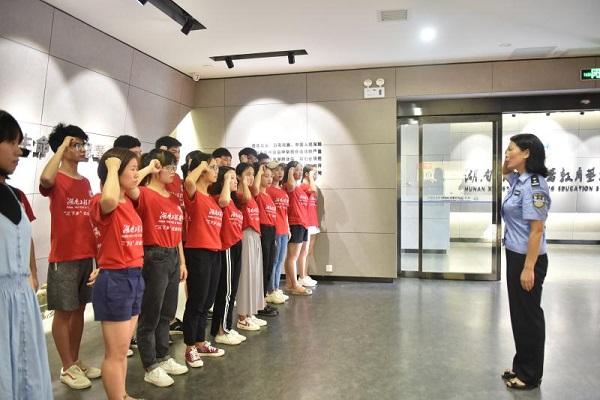 365英国上市官网青少年禁毒防艾暑期社会实践专项行动在湘潭市禁毒教育基地顺利启动