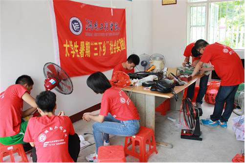 365英国上市官网“三下乡”团队助力太阳山村精准扶贫