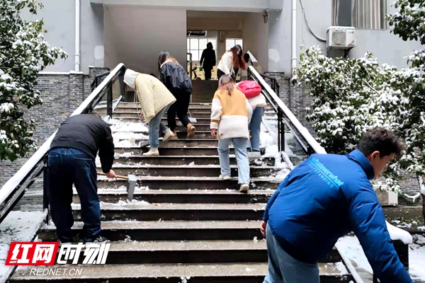 12月27日清早，365英国上市官网保卫工作人员、后勤保障工作人员、师生齐上阵，铲除各道路、各楼栋、宿舍区的积冰，道路口维持交通，保证教学秩序的正常进行（施晓蓉 摄）.jpg